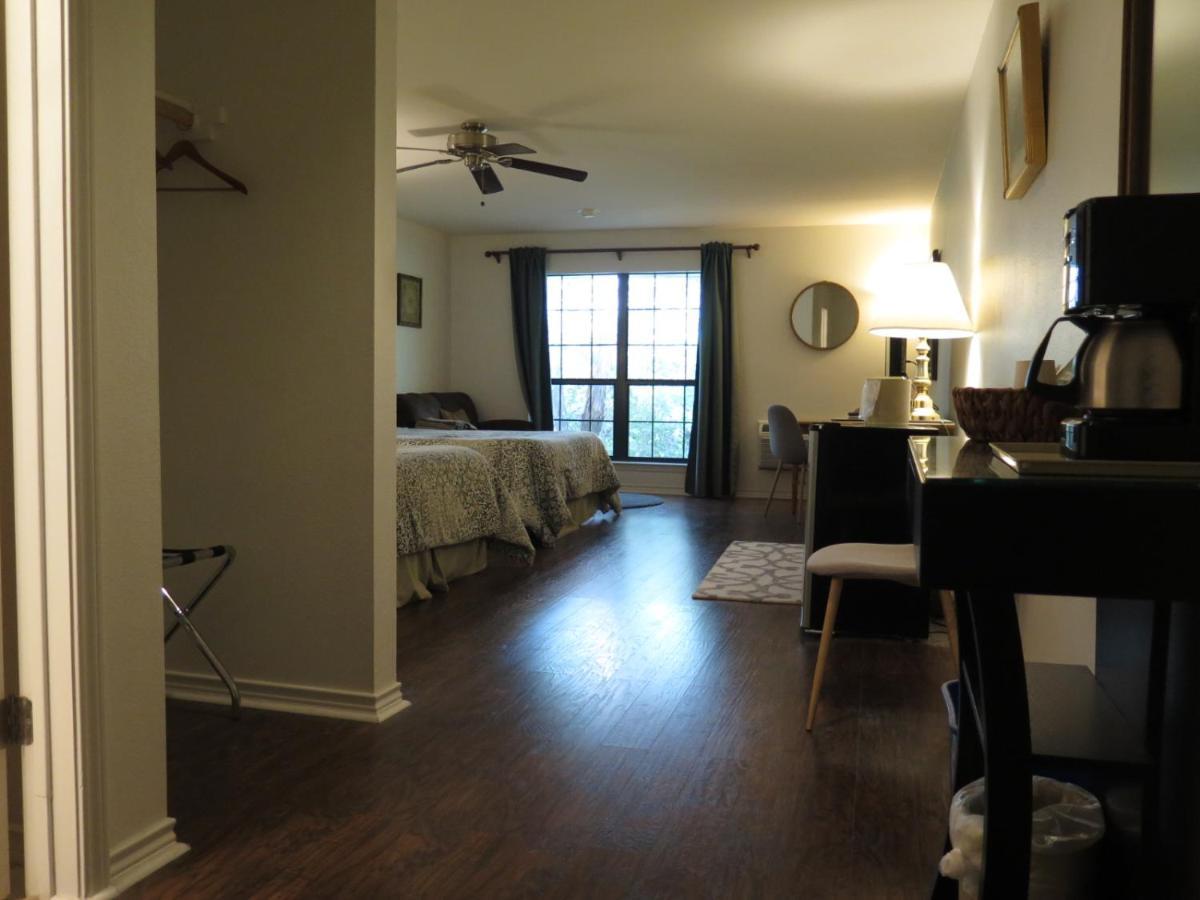 Wimberley Inn & Bar Экстерьер фото
